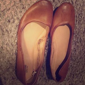 Comfortable tan flats